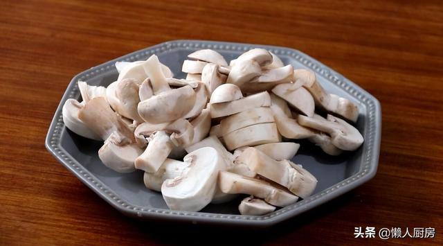 雞翅最好吃的做法！「不用水不用油炸」簡單燜一燜就開動