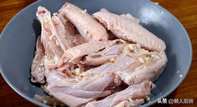 雞翅最好吃的做法！「不用水不用油炸」簡單燜一燜就開動