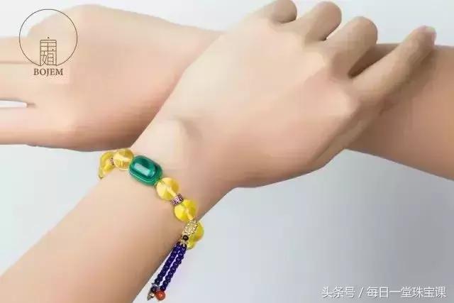 左手戴玉，右手戴銀？原來手鐲佩戴有講究，分左右手，納福增祥！