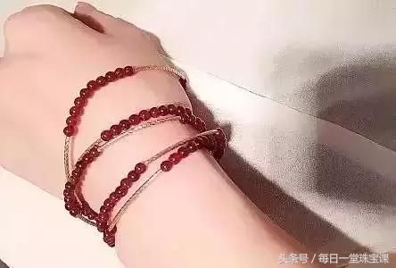 左手戴玉，右手戴銀？原來手鐲佩戴有講究，分左右手，納福增祥！