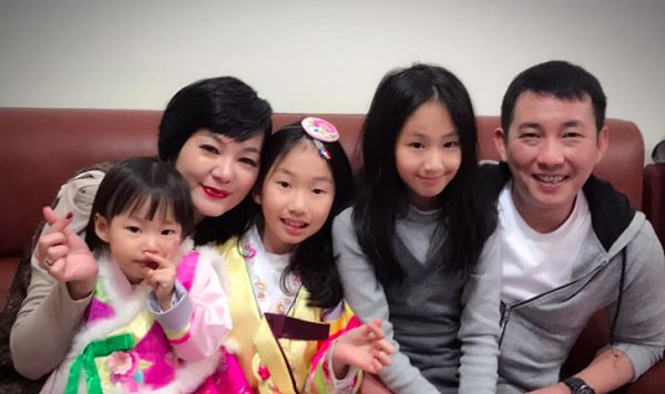 屈中恆結婚16年「月花30萬」養4女兒！他突發奇想「拼第五胎男孩」老婆只回六字