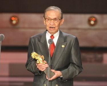 96歲常楓曝「每天小酌高粱」身體硬朗　「拍戲起身8人同時攙扶」讓他好無奈：我還可走