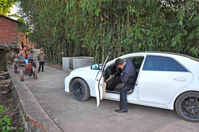 殘疾「兒子」回家！依舊「被父母一家趕出」沒想到兒子早已身價千萬