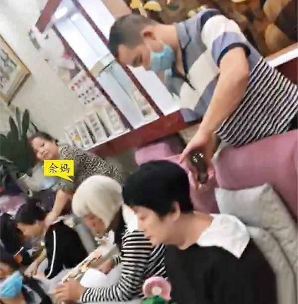 43歲「佘詩曼」67歲媽媽花250元做美甲，純天然白銀髮超搶眼，時尚氣質不輸女兒！