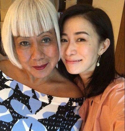 43歲「佘詩曼」67歲媽媽花250元做美甲，純天然白銀髮超搶眼，時尚氣質不輸女兒！