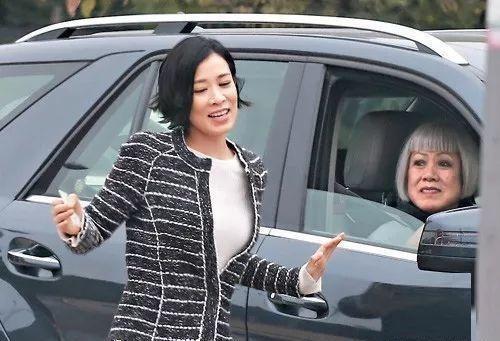 43歲「佘詩曼」67歲媽媽花250元做美甲，純天然白銀髮超搶眼，時尚氣質不輸女兒！