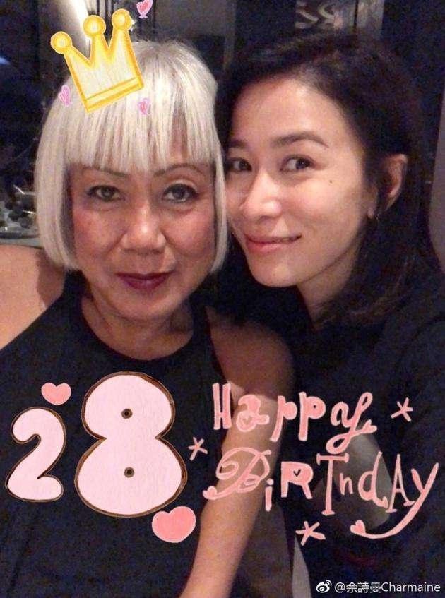 43歲「佘詩曼」67歲媽媽花250元做美甲，純天然白銀髮超搶眼，時尚氣質不輸女兒！