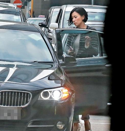 43歲「佘詩曼」67歲媽媽花250元做美甲，純天然白銀髮超搶眼，時尚氣質不輸女兒！