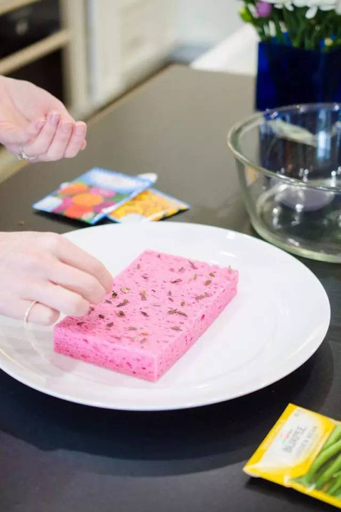 百潔布上滴幾點花露水「加上一勺小蘇打」沒想到作用這麼大，解決了家家戶戶的難題