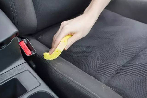 百潔布上滴幾點花露水「加上一勺小蘇打」沒想到作用這麼大，解決了家家戶戶的難題