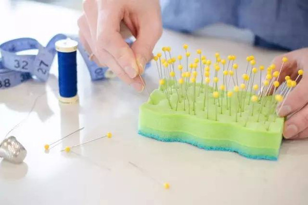 百潔布上滴幾點花露水「加上一勺小蘇打」沒想到作用這麼大，解決了家家戶戶的難題