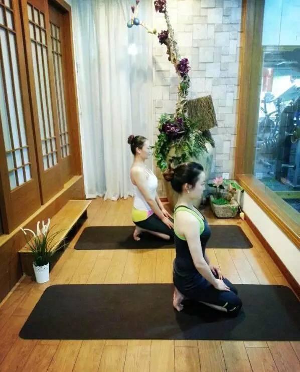 「練瑜伽10年VS不練瑜伽」看完終於明白為什麼要練瑜伽？教會妳全套入門瑜伽25式
