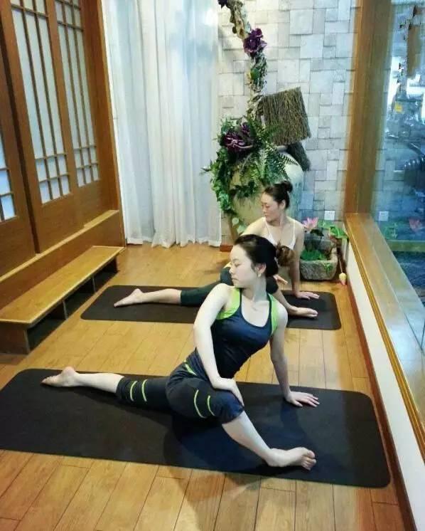「練瑜伽10年VS不練瑜伽」看完終於明白為什麼要練瑜伽？教會妳全套入門瑜伽25式