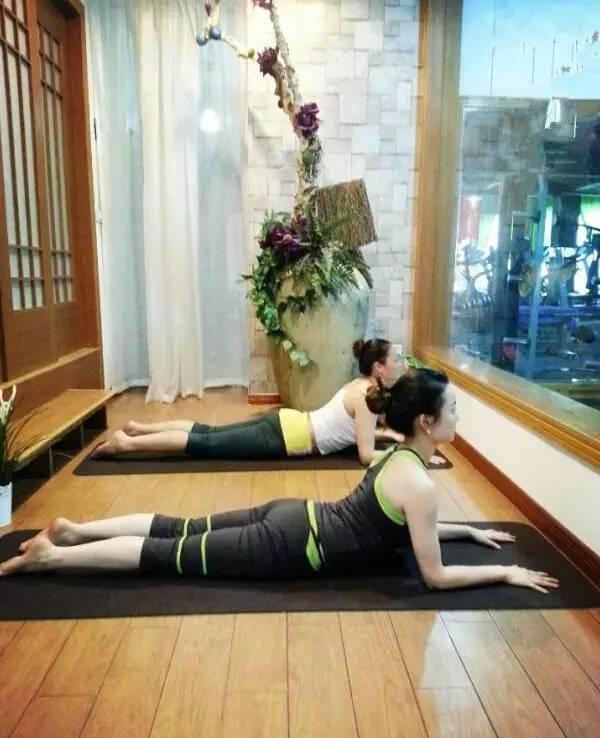 「練瑜伽10年VS不練瑜伽」看完終於明白為什麼要練瑜伽？教會妳全套入門瑜伽25式