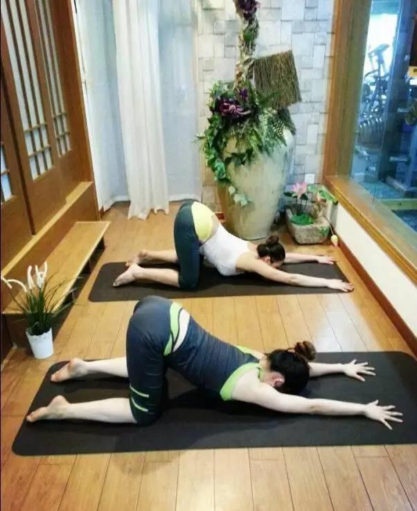 「練瑜伽10年VS不練瑜伽」看完終於明白為什麼要練瑜伽？教會妳全套入門瑜伽25式
