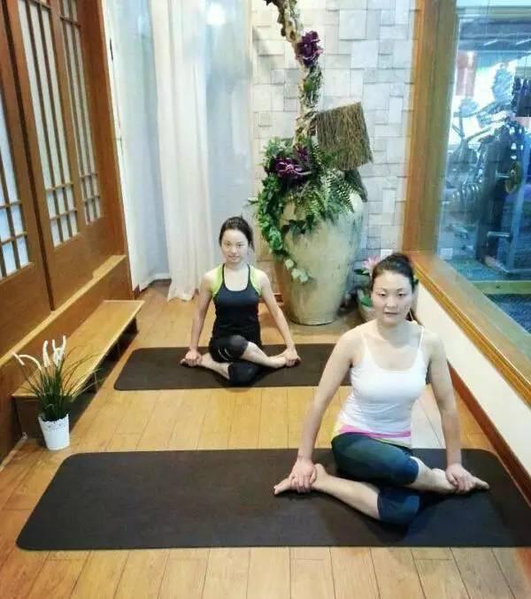 「練瑜伽10年VS不練瑜伽」看完終於明白為什麼要練瑜伽？教會妳全套入門瑜伽25式