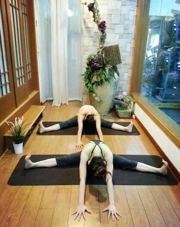 「練瑜伽10年VS不練瑜伽」看完終於明白為什麼要練瑜伽？教會妳全套入門瑜伽25式