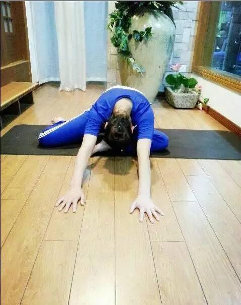 「練瑜伽10年VS不練瑜伽」看完終於明白為什麼要練瑜伽？教會妳全套入門瑜伽25式