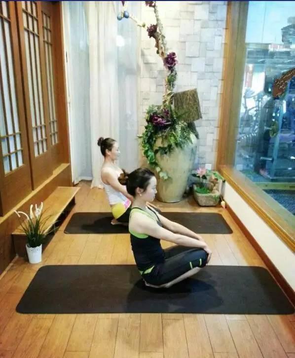 「練瑜伽10年VS不練瑜伽」看完終於明白為什麼要練瑜伽？教會妳全套入門瑜伽25式