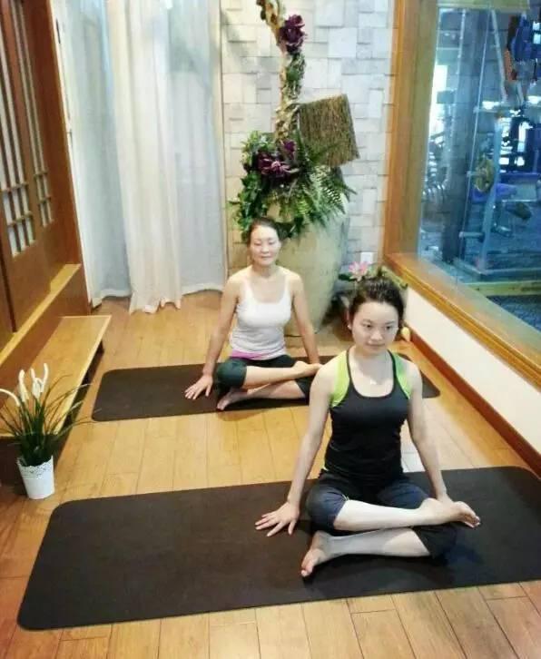 「練瑜伽10年VS不練瑜伽」看完終於明白為什麼要練瑜伽？教會妳全套入門瑜伽25式