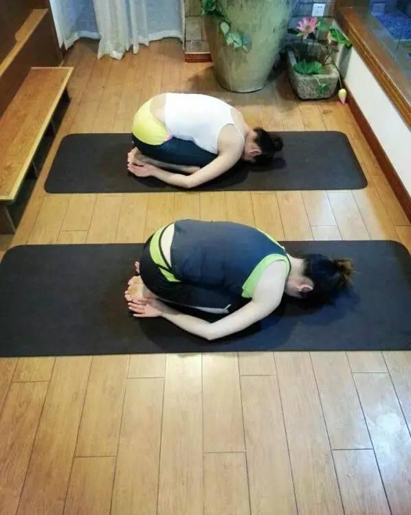 「練瑜伽10年VS不練瑜伽」看完終於明白為什麼要練瑜伽？教會妳全套入門瑜伽25式