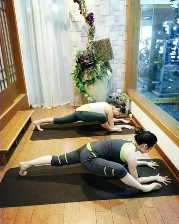 「練瑜伽10年VS不練瑜伽」看完終於明白為什麼要練瑜伽？教會妳全套入門瑜伽25式