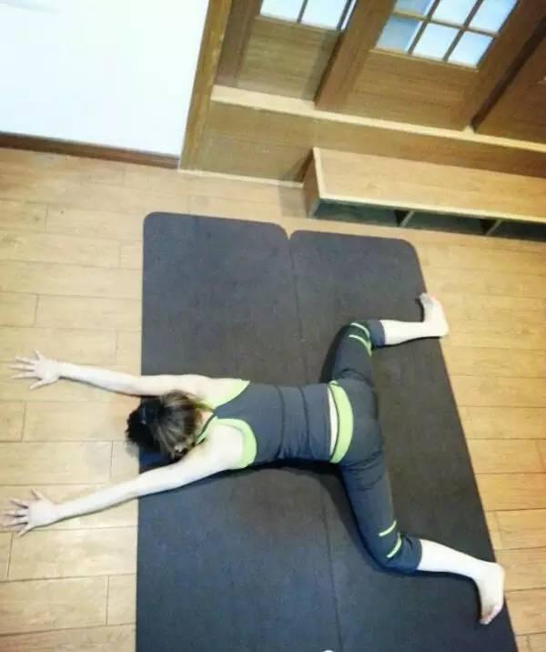 「練瑜伽10年VS不練瑜伽」看完終於明白為什麼要練瑜伽？教會妳全套入門瑜伽25式