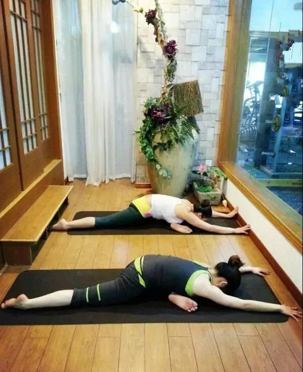「練瑜伽10年VS不練瑜伽」看完終於明白為什麼要練瑜伽？教會妳全套入門瑜伽25式