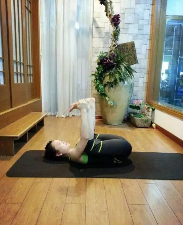 「練瑜伽10年VS不練瑜伽」看完終於明白為什麼要練瑜伽？教會妳全套入門瑜伽25式