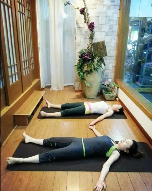 「練瑜伽10年VS不練瑜伽」看完終於明白為什麼要練瑜伽？教會妳全套入門瑜伽25式