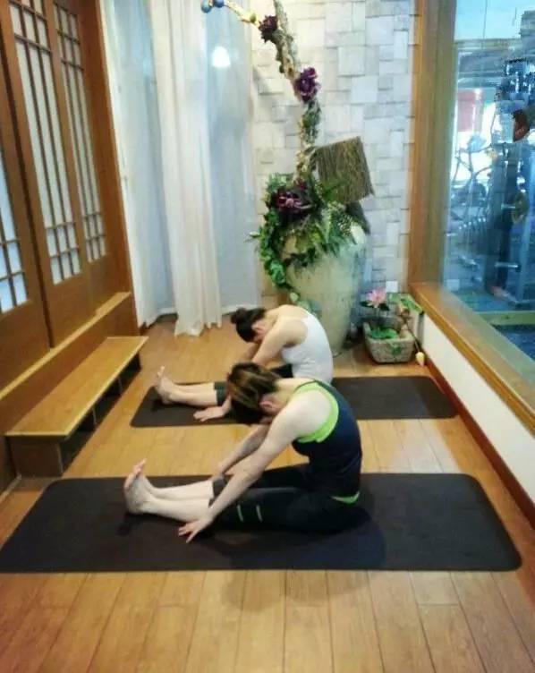 「練瑜伽10年VS不練瑜伽」看完終於明白為什麼要練瑜伽？教會妳全套入門瑜伽25式