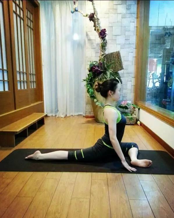 「練瑜伽10年VS不練瑜伽」看完終於明白為什麼要練瑜伽？教會妳全套入門瑜伽25式