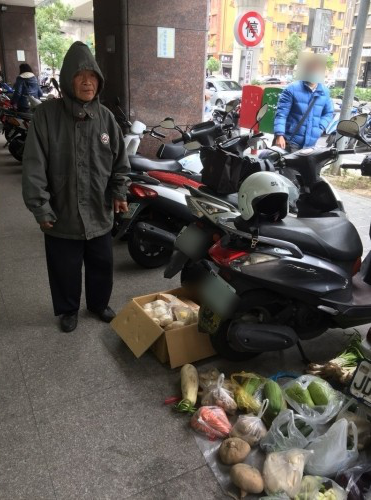 過年也不敢休...8旬爺「日搭1小時」北上擺攤！苦賣水果「孤單駝背身影」網友全鼻酸：真的好吃
