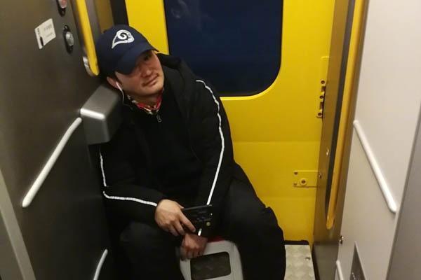 明星「坐高鐵回家」也搶不到座位?吳京自帶板凳,焦恩俊沒人讓座,她卻說自己像個瘋子!