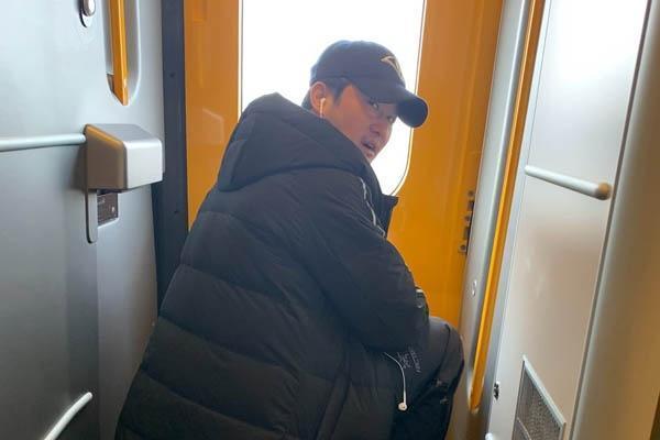 明星「坐高鐵回家」也搶不到座位?吳京自帶板凳,焦恩俊沒人讓座,她卻說自己像個瘋子!