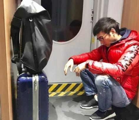 明星「坐高鐵回家」也搶不到座位?吳京自帶板凳,焦恩俊沒人讓座,她卻說自己像個瘋子!