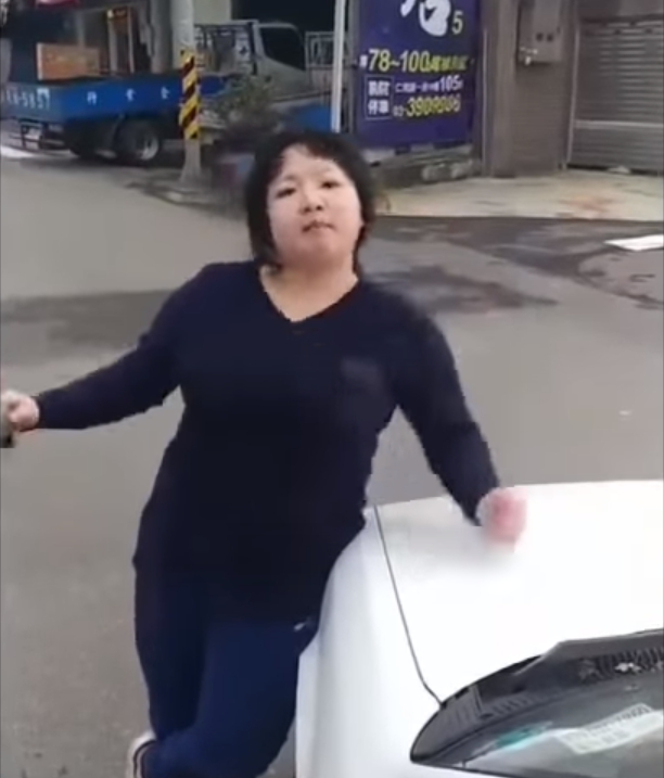 桃園大力女「一秒徒手拆車」開嗆：泥知道我是誰嗎？　車主傻眼「只好叫警察來」最後下場曝光