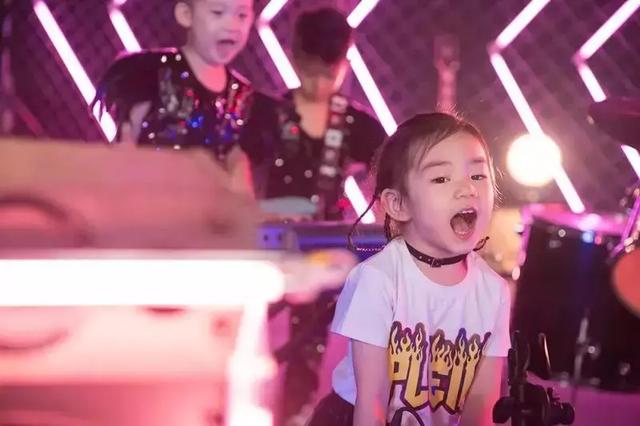 戚薇女兒4歲生日照曝光！李承鉉卻說「我家裡還有個女兒」 在婚姻中「擔任四個角色」羨煞旁人