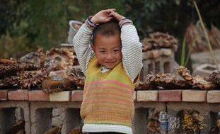 小男孩連續偷菜一個月，攤主假裝沒看見，15年後小男孩送上60萬「救命錢」！