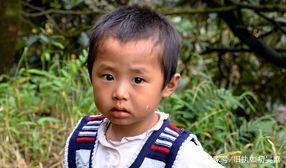 小男孩連續偷菜一個月，攤主假裝沒看見，15年後小男孩送上60萬「救命錢」！