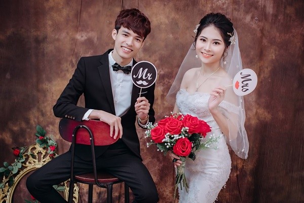 帥叔叔結婚！姪女闖婚禮怒瞪「表情超有戲」：不是說好要娶我　叔叔正面照曝光「俊俏臉龐」網驚：難怪姪女不服氣