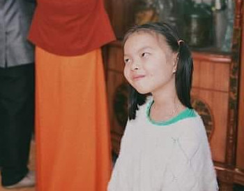 帥叔叔結婚！姪女闖婚禮怒瞪「表情超有戲」：不是說好要娶我　叔叔正面照曝光「俊俏臉龐」網驚：難怪姪女不服氣