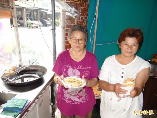 獨臂嬤賣臭豆腐撐家計！  年幼孫「睡紙板」惹心疼…她堅強認命：遇到了只能自己克服