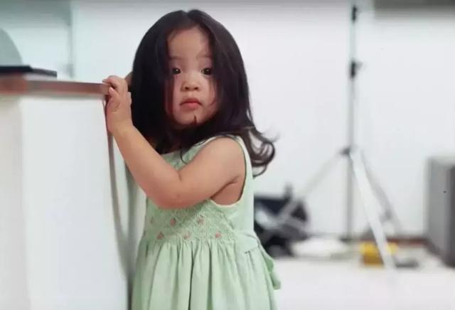 歐陽娜娜ins被陳冠希「瘋狂」點讃！兩人相差20歲卻相見恨晚，讓所有人羨慕！