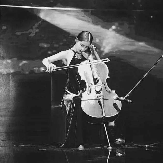 歐陽娜娜ins被陳冠希「瘋狂」點讃！兩人相差20歲卻相見恨晚，讓所有人羨慕！