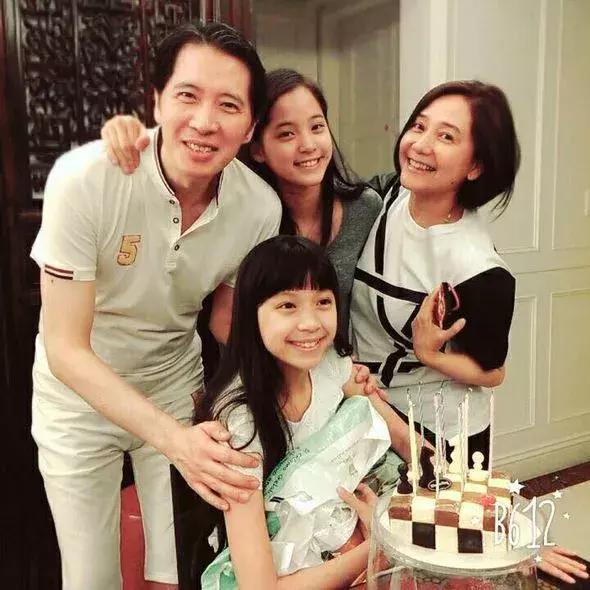 歐陽娜娜ins被陳冠希「瘋狂」點讃！兩人相差20歲卻相見恨晚，讓所有人羨慕！