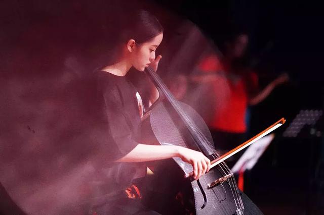 歐陽娜娜ins被陳冠希「瘋狂」點讃！兩人相差20歲卻相見恨晚，讓所有人羨慕！