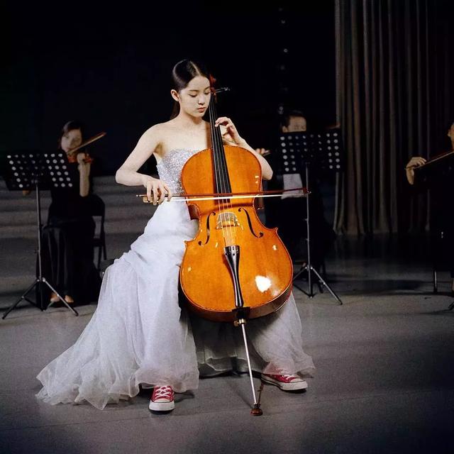 歐陽娜娜ins被陳冠希「瘋狂」點讃！兩人相差20歲卻相見恨晚，讓所有人羨慕！