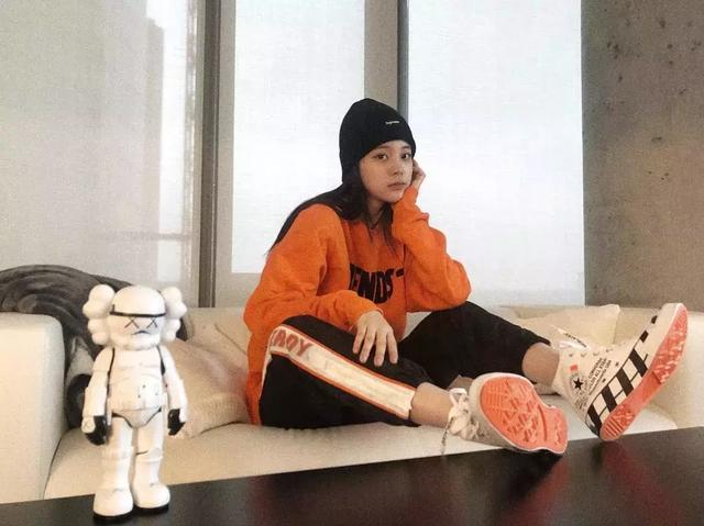 歐陽娜娜ins被陳冠希「瘋狂」點讃！兩人相差20歲卻相見恨晚，讓所有人羨慕！