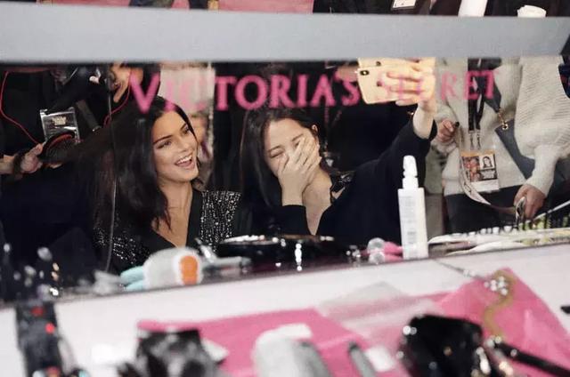 歐陽娜娜ins被陳冠希「瘋狂」點讃！兩人相差20歲卻相見恨晚，讓所有人羨慕！